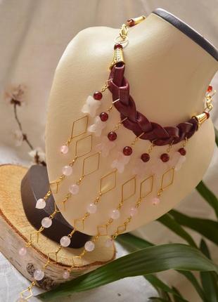 Колье на коже с розовым кварцем «стрелы амура»