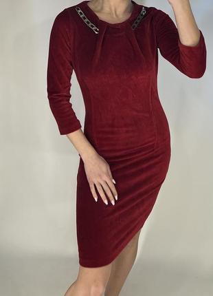 Червона вельветова сукня по коліно