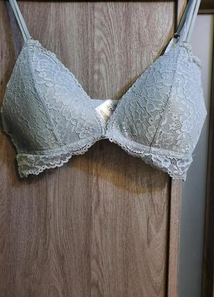 Бюстгальтер h&m.на бірці вказано  85b, без кісточок.
