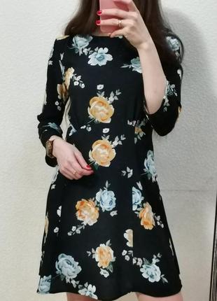 Черное платье с цветочным принтом от h&m