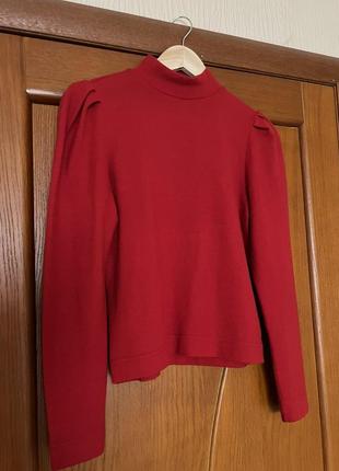 Красный свитер с поднятыми плечами