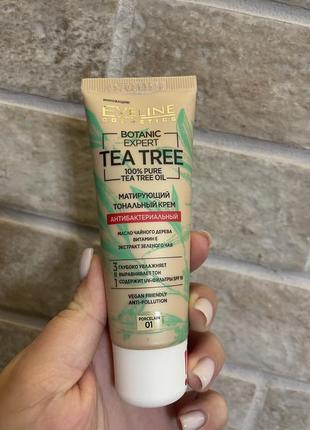 Тональний крем eveline cosmetics botanic expert tea tree antibacterial foundation 01 porcelain1 фото