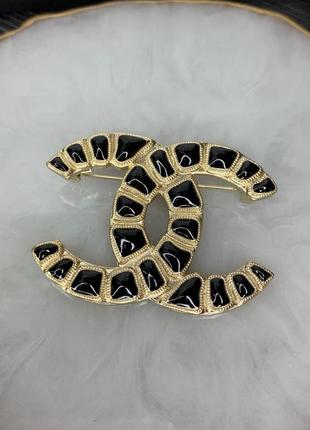 Брендовая брошь логотип со змеиным мотивом в черном варианте