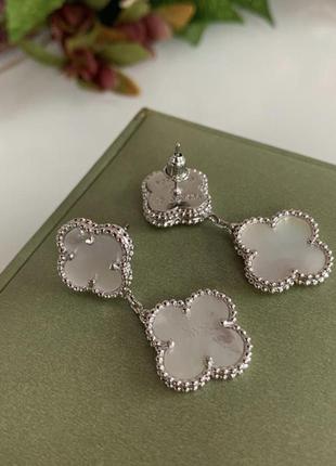 Сережки van cleef на два елемента ванклиф білі / натуральний перламутр / покриття білим золотом