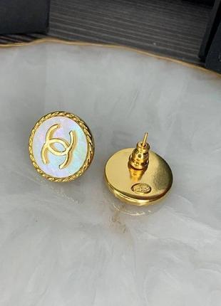 Брендовые серьги гвоздик с логотипом позолота круглые мраморная вставка3 фото