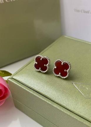 Серьги в стиле ванклиф покрытие белым золотом au750, бордовая эмаль