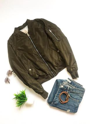 Стильная весенняя короткая куртка бомбер pull&bear. хаки. размер s