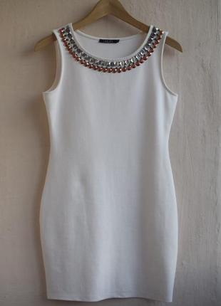 Ошатне трикотажне біле плаття з декором у ворота міні-плаття біле облягає плаття