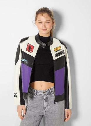 Косуха бомбер bershka з еко шкіри у гоночному стилі s
