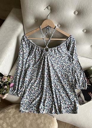 Легесенька боузка із спущеними плечами