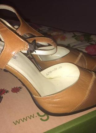 #розвантажуюся туфлі в офіс шкіра 38-39 розміру нові