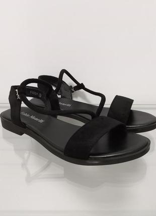 Женские черные замшевые сандалии на низком ходу