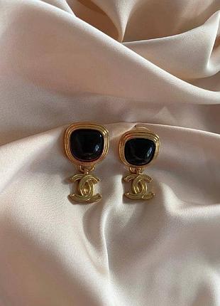 Брендовые серьги гвоздик с логотипом позолота цирконий