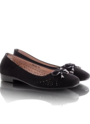 Черные замшевые туфли балетки с перфорацией с бантиком2 фото