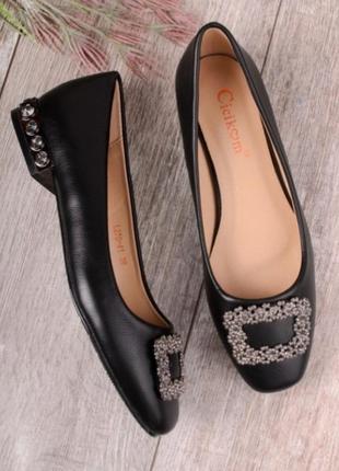 Черные балетки туфли с украшением на каблуке