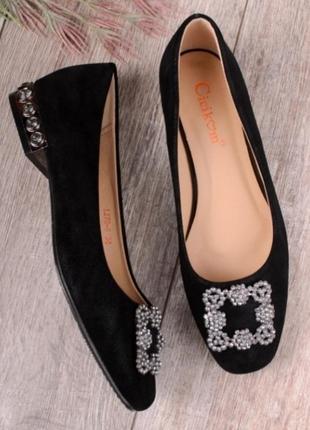 Замшевые туфли балетки с красивым каблуком