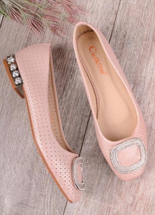 Рожеві пудрові балетки з перфорацією туфлі з прикрасою на підборах