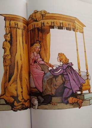 Новая детская книга " красная шапочка" и " спящая красавица"