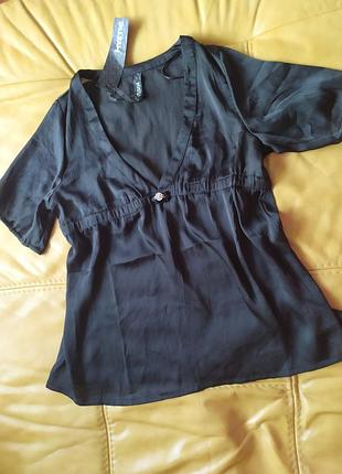 Чорна Блузка з брошкою