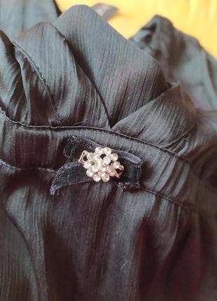 Блузка черная с брошью2 фото