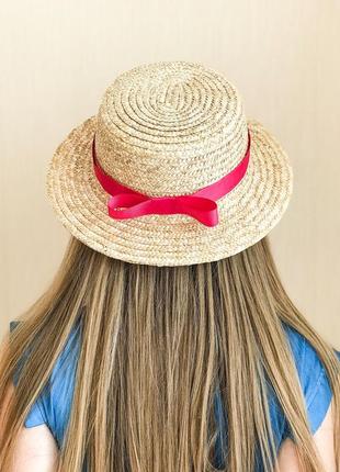 Женская соломенная шляпа канотье с малиновой лентой