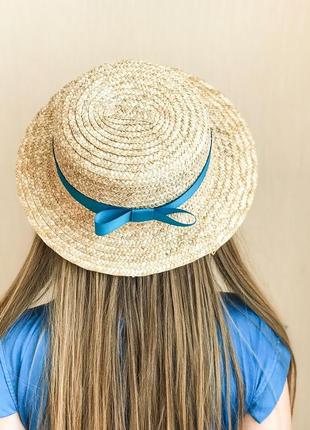 Жіноча солом'яний капелюх канотьє з синьою стрічкою