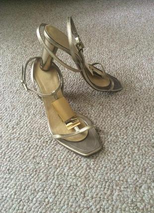 Женские кожаные босоножки на каблуке carlo pazolini золотого цвета, 38-39р