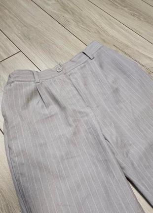 Серые брюки с защипами в полоску2 фото