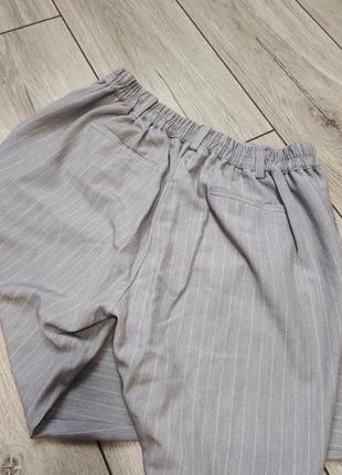 Серые брюки с защипами в полоску4 фото