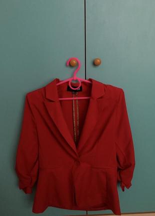 Пиджак накидка болеро красного алого цвета элегантный с интересными рукавами средней длины forever 215 фото