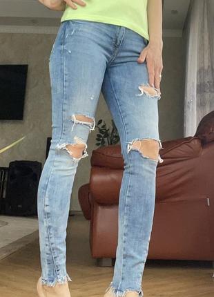 Джинсы zara с дырками