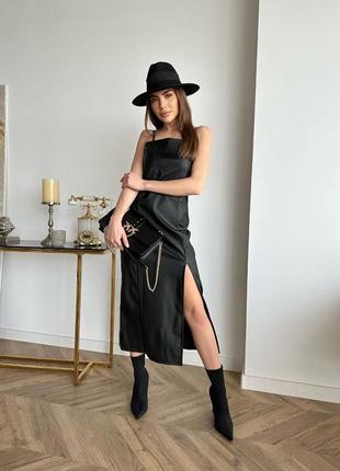 Стильное классическое классное красивое хорошенькое удобное модное трендовое простое платье платье сарафан черный эко кожаный на бретелях2 фото