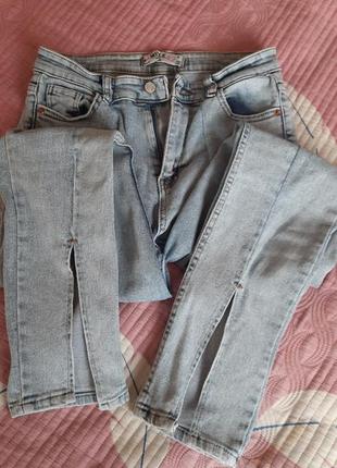 Стильные джинсы с разрезом