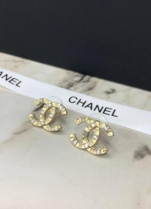 Акуратні брендові елегантні гвоздики сережки з гравіюванням і камінням, lekc якість!6 фото