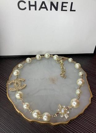 Брендовое ожерелья короткое карабин с логотипом белое золото жемчуг цирконий