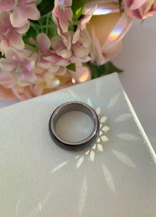 Брендовое кольцо черное с серым