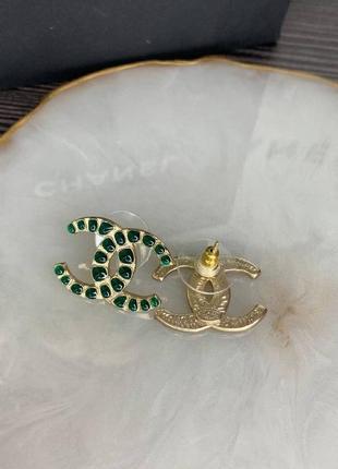 Брендовые серьги гвоздик с логотипом позолота с зеленым вставками2 фото