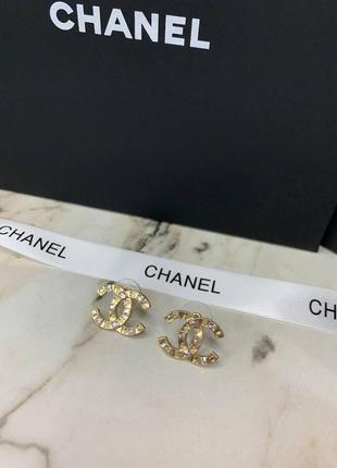 Акуратні брендові елегантні гвоздики сережки з гравіюванням і камінням, lekc якість!4 фото