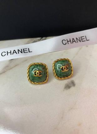 Розкішні сережки-цвяшки з красивим зеленим каменем і логотипом позолота, lлюкс якість!