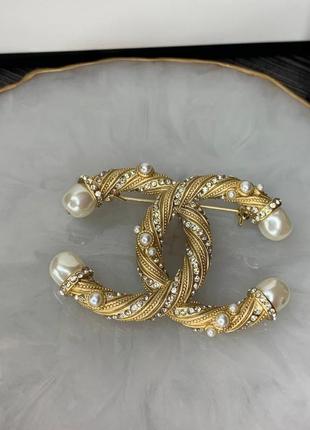 Брендова броша логотип із цирконами та перлами