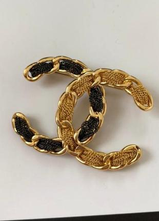 Брошка логотип зі шкірою та ланцюжками сучасна брошка красива брошка