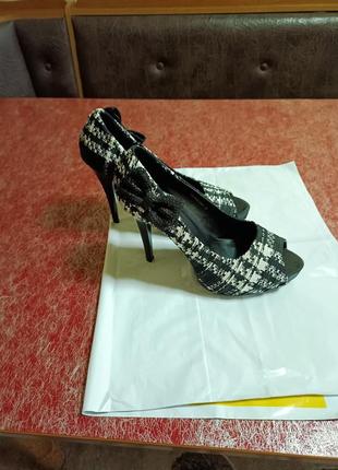 Туфлі в наявності