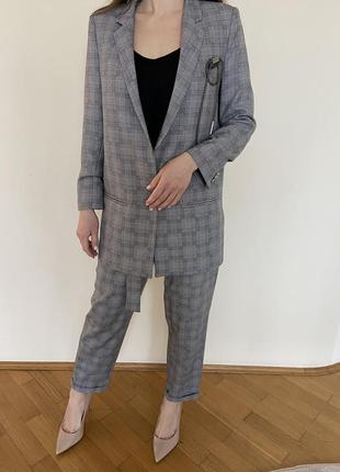 Класичний брючний костюм
