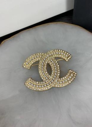 Елегантна брошка логотип із розсипом перлів і цирконів