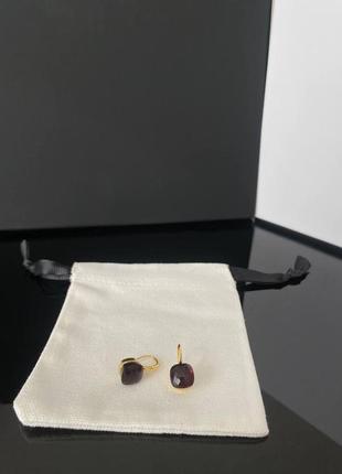Помеллато / pomellato серьги позолота с одним квадратным камнем цвета бордо