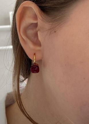 Помеллато / pomellato серьги позолота с одним квадратным камнем красного цвета