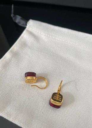Помеллато / pomellato серьги позолота с одним квадратным камнем красного цвета