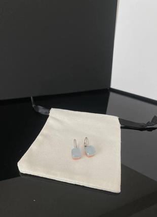 Помеллато / pomellato серьги посеребрение с одним квадратным камнем голубого цвета, мелкими цирконами по кругу