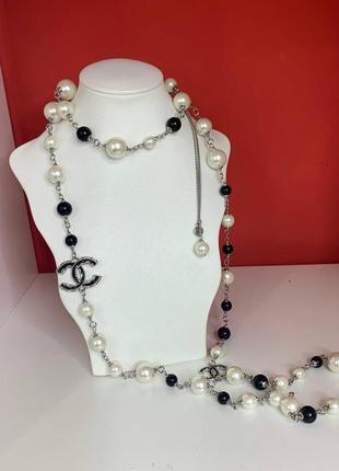 Підвіска-буси чорно-біла довга з перлами та логотипами