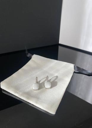 Помеллато / pomellato серьги посеребрение с одним квадратным камнем белого цвета и мелкими цирконами по кругу